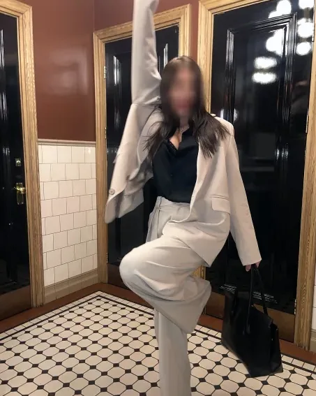 Amira, 29