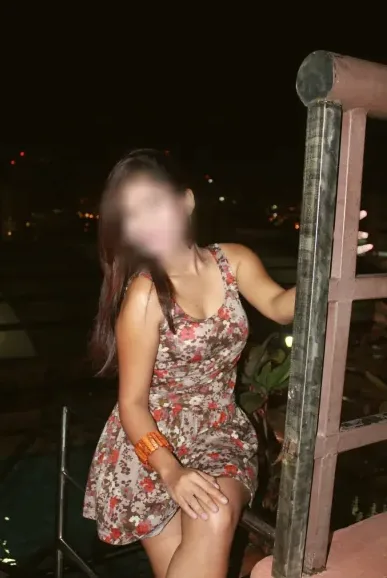Chloe, 32